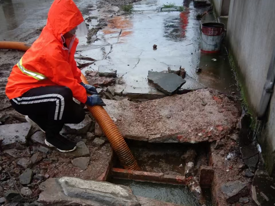 殷都专业清理污水池 炜誉市政以规范流程守护城市 “肠道”